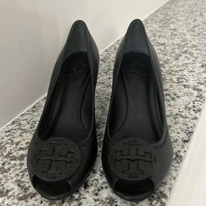 EUC Tory Burch peep toe pebble leather wedge heels size 9M